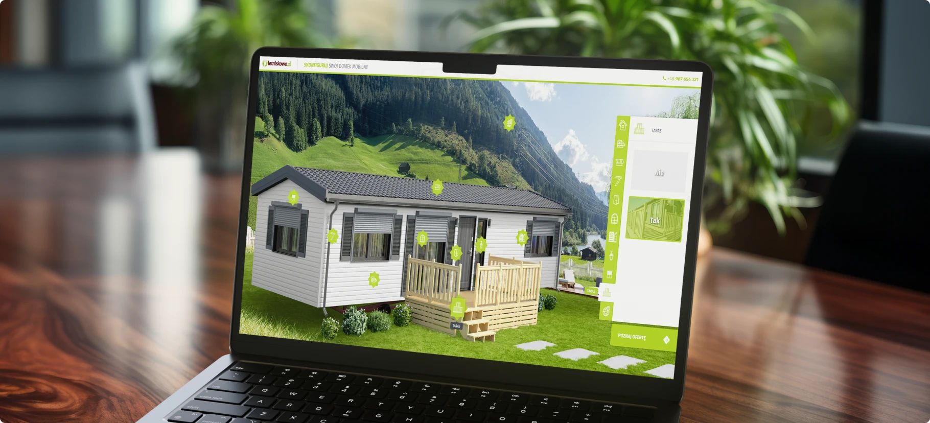 Interaktywny konfigurator domu mobilnego pozwala dostosować taras, elewację i inne elementy, umożliwiając personalizację projektu przed wysłaniem do wyceny.